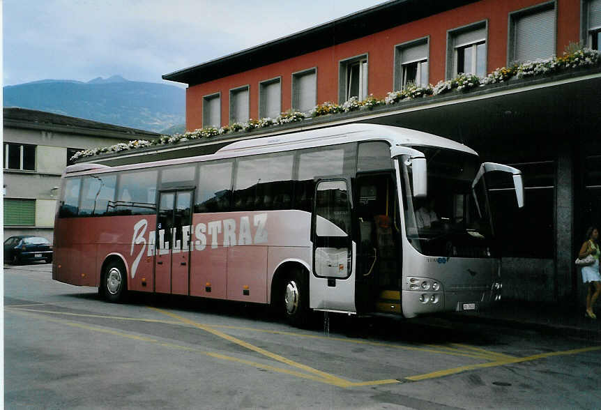 (087'917) - Ballestraz, Gr�ne - VS 76'023 - Temsa am 26. Juli 2006 beim Bahnhof Sion