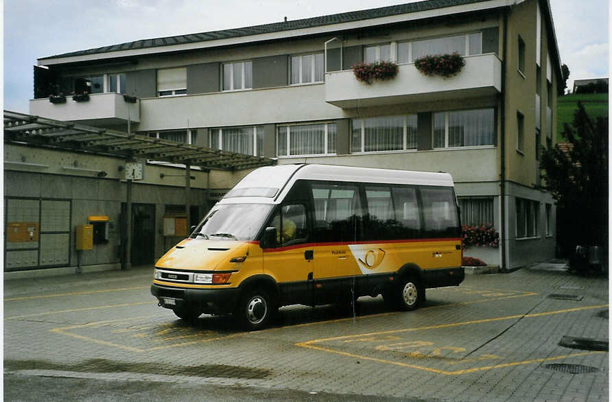 (089'232) - L�thi, Hinterfultigen - BE 221'299 - Iveco am 19. August 2006 in Riggisberg, Post