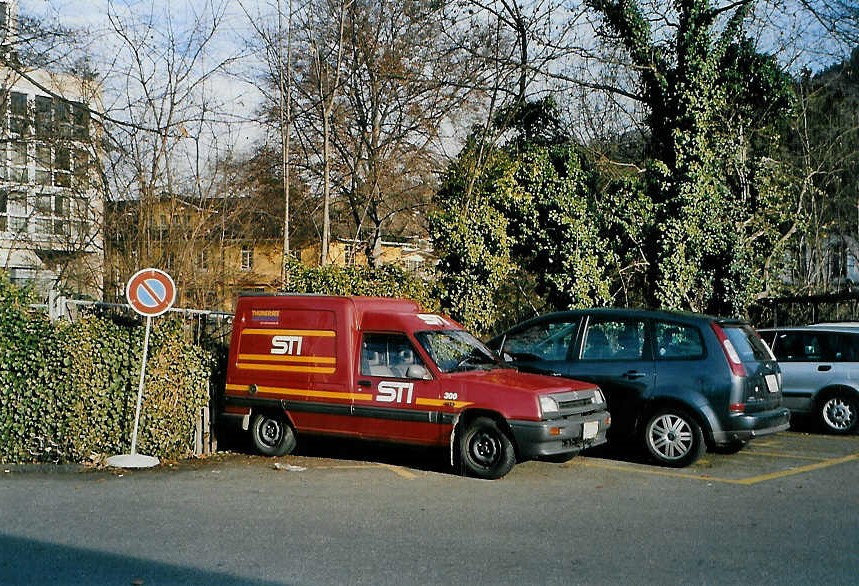 (091'008) - Aus dem Archiv: STI Thun - Nr. 300/BE 2172 U - Renault am 11. Dezember 2006 bei der Schiffl�ndte Thun