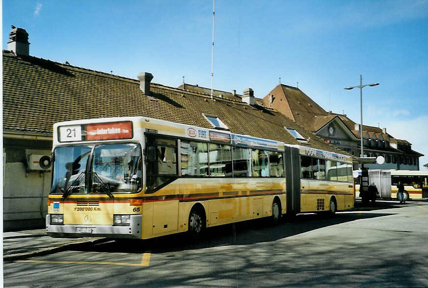 (093'013) - STI Thun - Nr. 65/BE 435'065 - Mercedes am 19. M�rz 2007 beim Bahnhof Thun