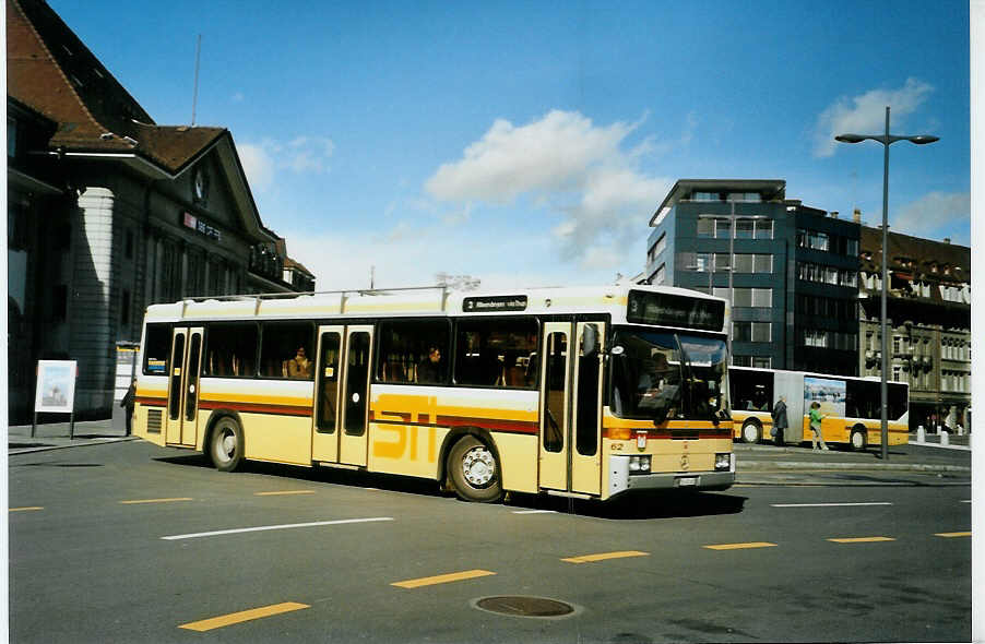(093'015) - STI Thun - Nr. 62/BE 452'462 - Mercedes/R&J am 19. M�rz 2007 beim Bahnhof Thun