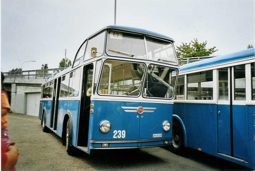 (094'626) - VBZ Z�rich - Nr. 239/ZH 131'239 - FBW/T�scher Hochlenker (ex Kamm, Schlieren; ex VBZ Z�rich Nr. 239; ex VBZ Z�rich Nr. 219) am 26. Mai 2007 beim Bahnhof Z�rich-Tiefenbrunnen