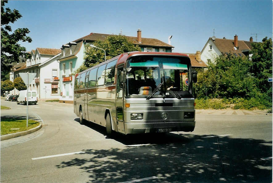 (097'103) - ??? - L�-QQ 303 - Mercedes am 6. August 2007 beim Bahnhof L�rrach