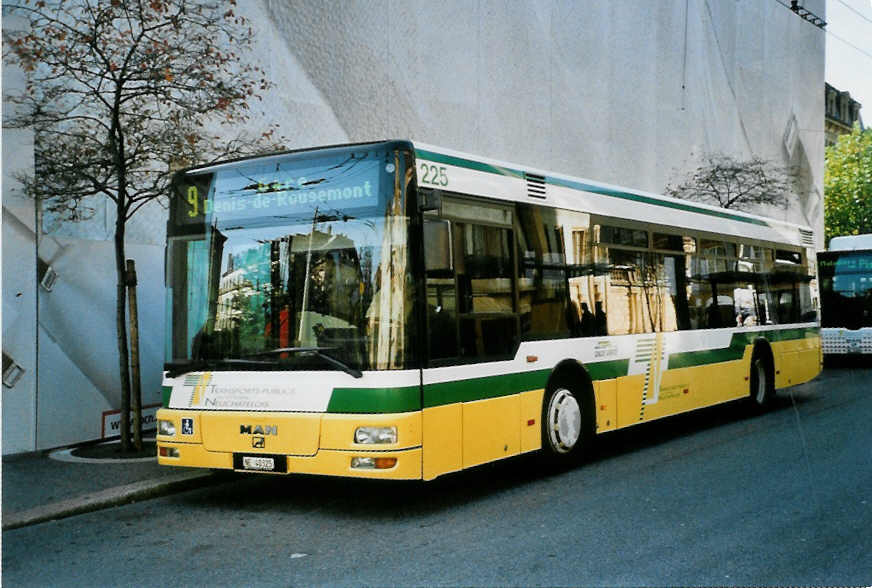 (100'305) - TN Neuch�tel - Nr. 225/NE 40'325 - MAN am 13. Oktober 2007 in Neuch�tel, Place Pury