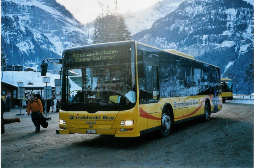 (102'807) - AVG Grindelwald - Nr. 18/BE 382'871 - MAN/G�ppel am 2. Januar 2008 beim Bahnhof Grindelwald