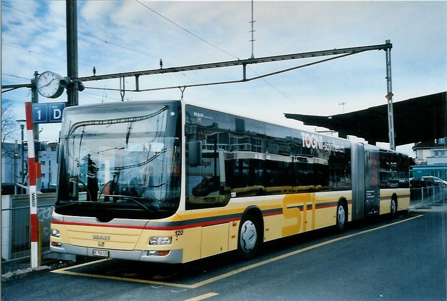 (105'033) - STI Thun - Nr. 120/BE 700'120 - MAN am 13. M�rz 2008 beim Bahnhof Thun (prov. Haltestelle)