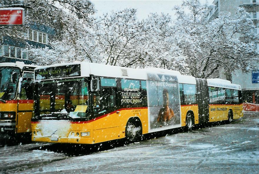(105'611) - Buchard, Leytron - Nr. 152/VS 104'346 - Volvo am 21. M�rz 2008 beim Bahnhof Sion