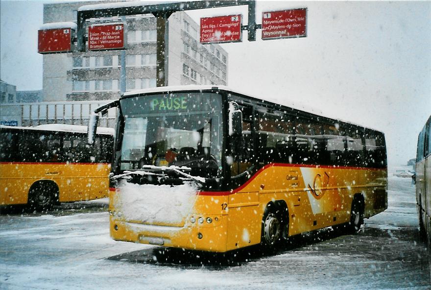 (105'613) - Lathion, Sion - Nr. 12/VS 12'893 - Volvo am 21. M�rz 2008 beim Bahnhof Sion