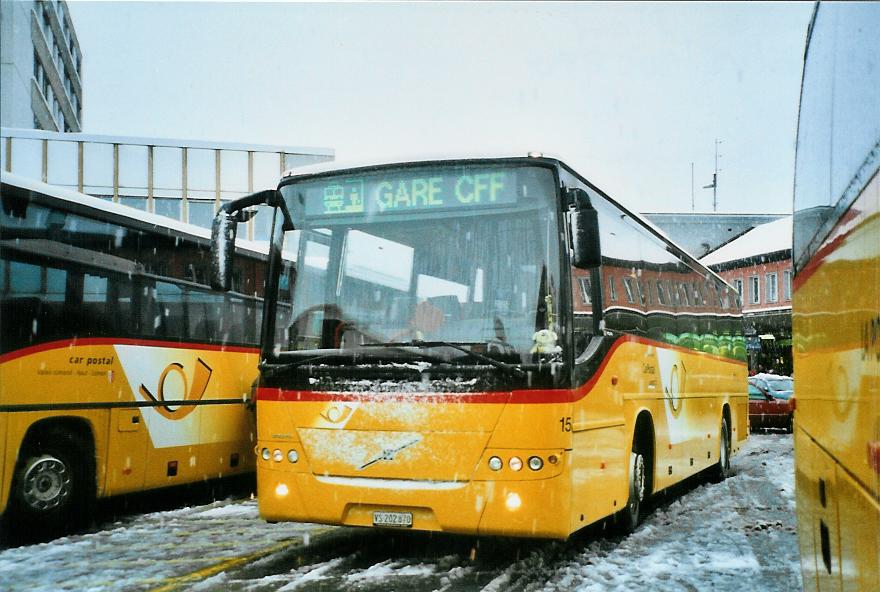(105'634) - Lathion, Sion - Nr. 15/VS 202'870 - Volvo am 21. M�rz 2008 beim Bahnhof Sion