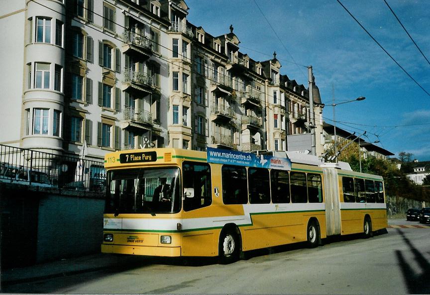 (112'033) - TN Neuch�tel - Nr. 113 - NAW/Hess Gelenktrolleybus am 10. November 2008 beim Bahnhof Neuch�tel