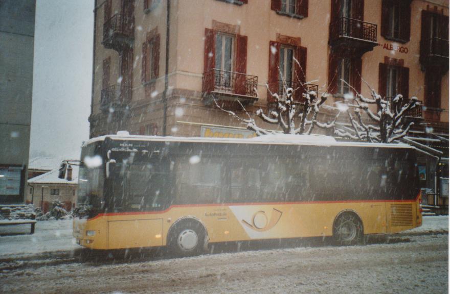 (112'704) - AutoPostale Ticino - TI 215'333 - MAN/G�ppel am 10. Dezember 2008 beim Bahnhof Bellinzona