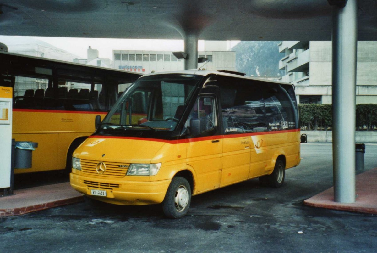 (114'334) - Autotour, Visp - VS 4411 - Mercedes (ex Lehner, B�rchen) am 15. Februar 2009 beim Bahnhof Visp