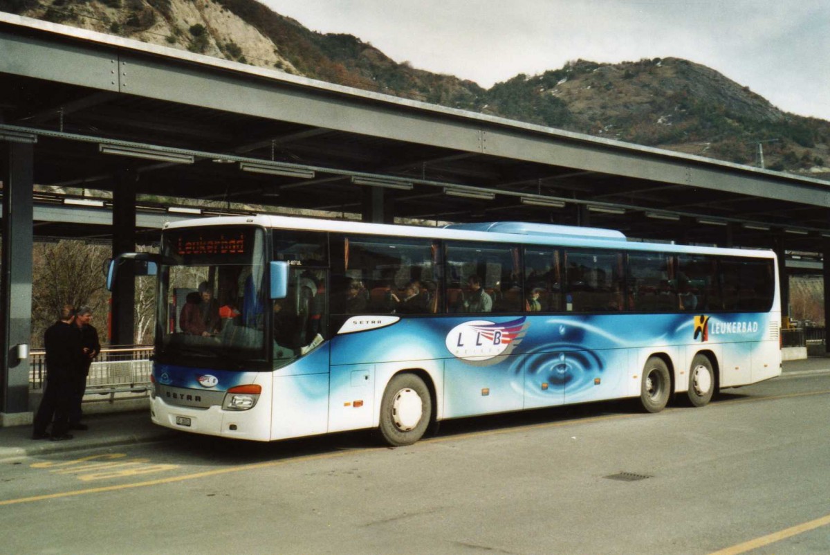 (114'630) - LLB Susten - Nr. 1/VS 38'001 - Setra am 1. M�rz 2009 beim Bahnhof Leuk
