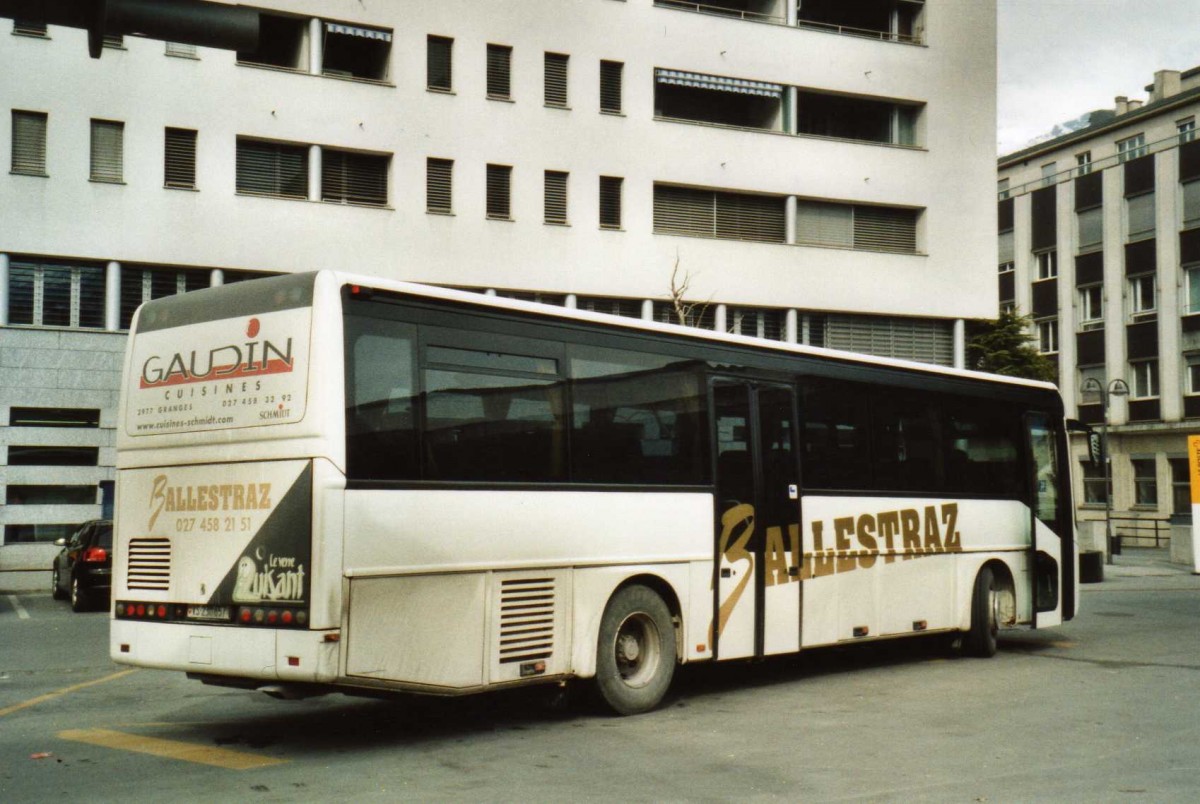 (114'633) - Ballestraz, Gr�ne - VS 230'657 - Renault am 1. M�rz 2009 beim Bahnhof Sierre