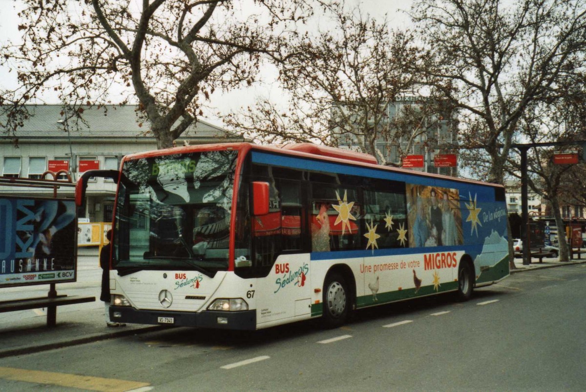 (114'634) - Lathion, Sion - Nr. 67/VS 7141 - Mercedes am 1. M�rz 2009 beim Bahnhof Sion