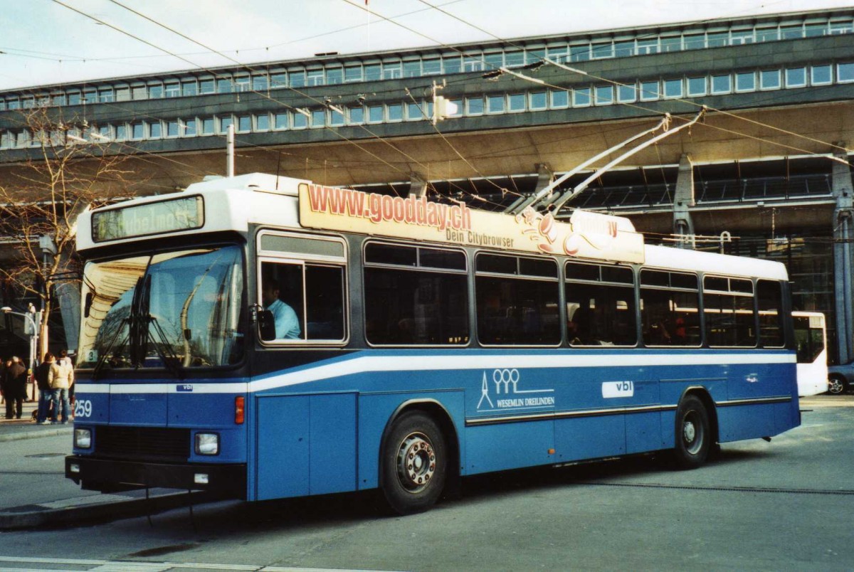 (114'803) - VBL Luzern - Nr. 259 - NAW/R&J-Hess Trolleybus am 7. M�rz 2009 beim Bahnhof Luzern