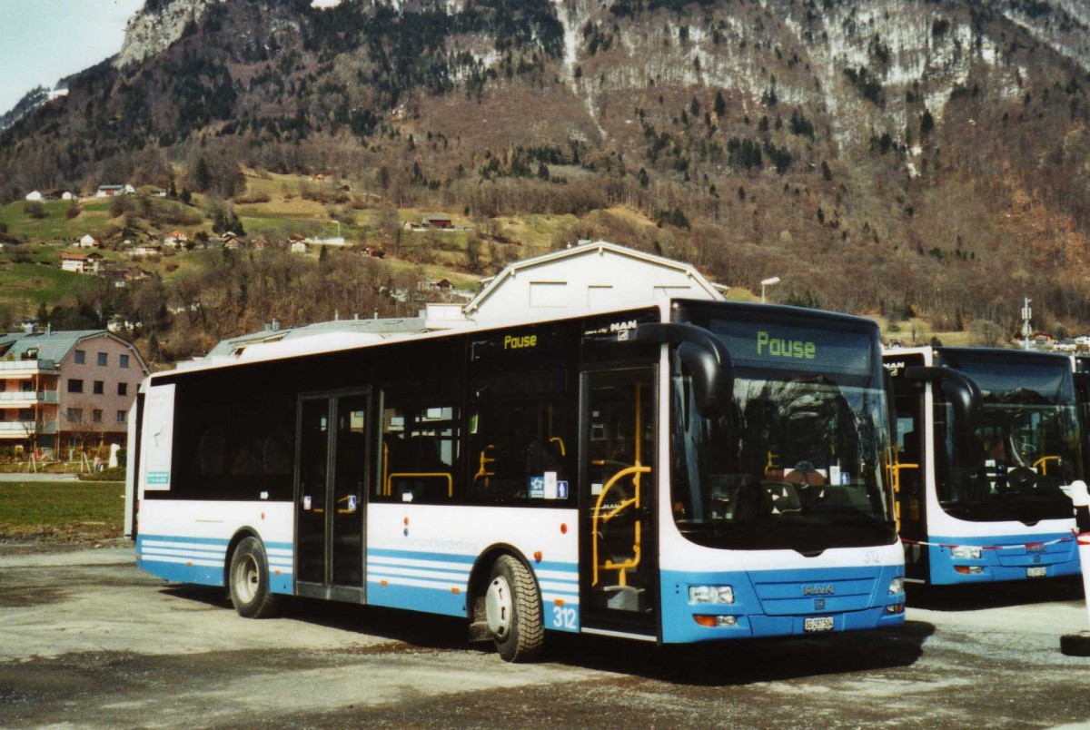 (115'120) - BSW Sargans - Nr. 312/SG 297'504 - MAN/G�ppel am 14. M�rz 2009 beim Bahnhof Sargans