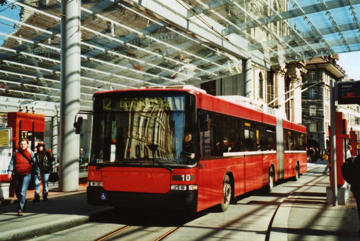 (115'210) - Bernmobil, Bern - Nr. 10 - NAW/Hess Gelenktrolleybus am 16. M�rz 2009 beim Bahnhof Bern