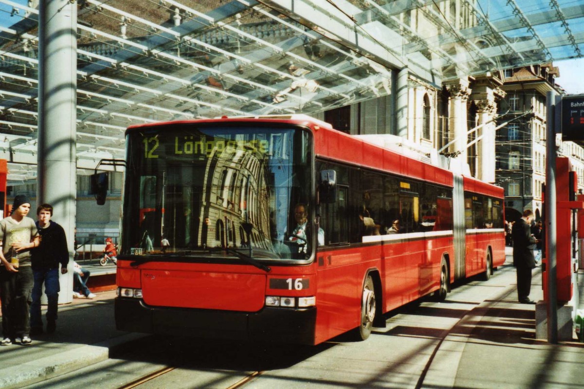 (115'216) - Bernmobil, Bern - Nr. 16 - NAW/Hess Gelenktrolleybus am 16. M�rz 2009 beim Bahnhof Bern