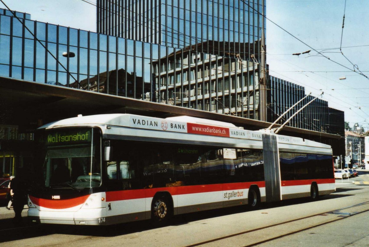 (115'426) - St. Gallerbus, St. Gallen - Nr. 174 - Hess/Hess Gelenktrolleybus am 18. M�rz 2009 beim Bahnhof St. Gallen