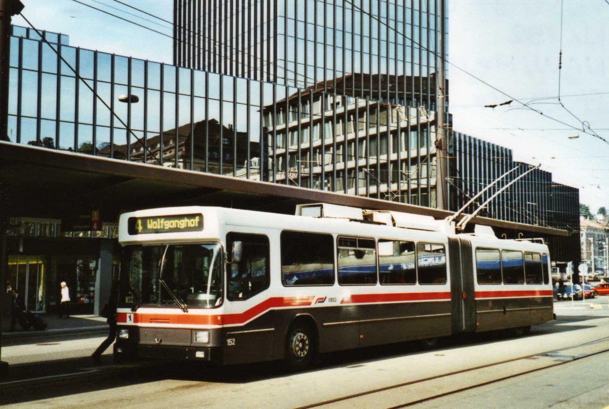 (115'431) - VBSG St. Gallen - Nr. 152 - NAW/Hess Gelenktrolleybus am 18. M�rz 2009 beim Bahnhof St. Gallen