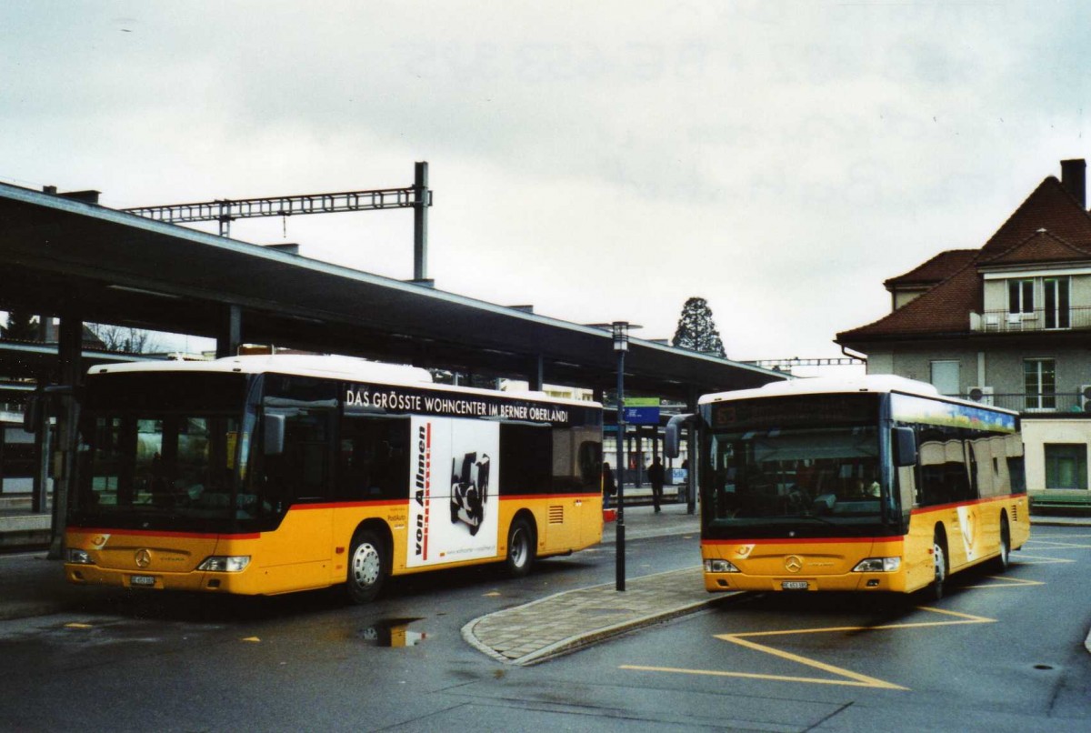 (115'521) - PostAuto Bern - BE 653'382 + BE 653'385 - Mercedes am 30. M�rz 2009 beim Bahnhof Spiez