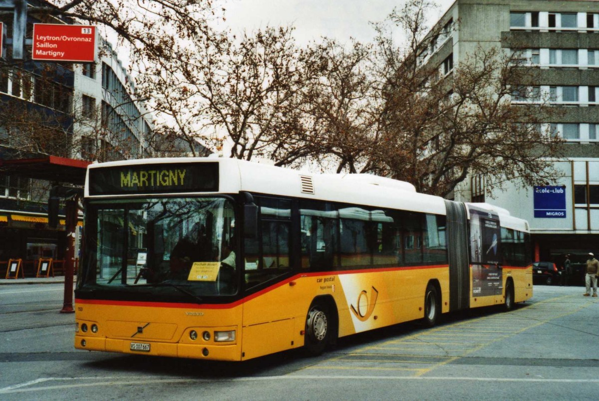 (115'601) - Buchard, Leytron - Nr. 153/VS 107'667 - Volvo am 30. M�rz 2009 beim Bahnhof Sion