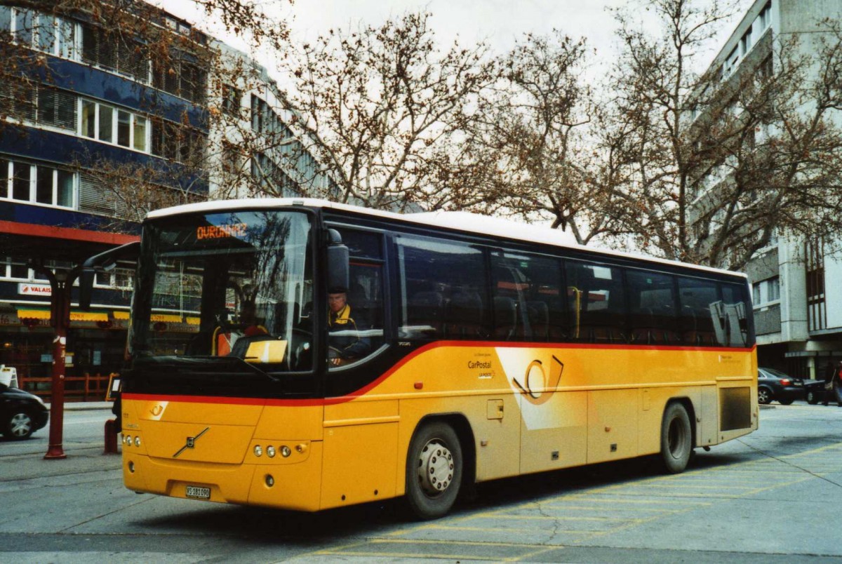 (115'611) - Buchard, Leytron - Nr. 111/VS 181'090 - Volvo am 30. M�rz 2009 beim Bahnhof Sion