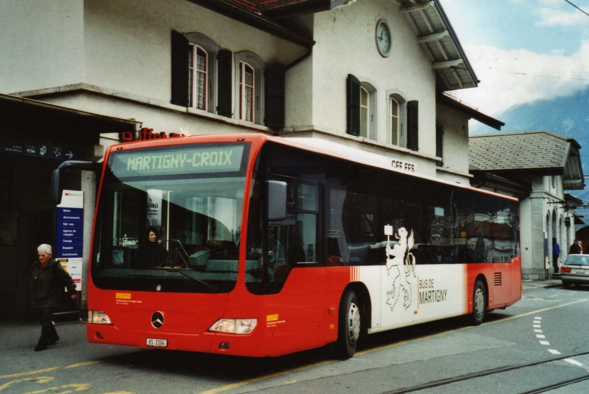 (115'617) - TMR Martigny - VS 1104 - Mercedes am 30. M�rz 2009 beim Bahnhof Martigny