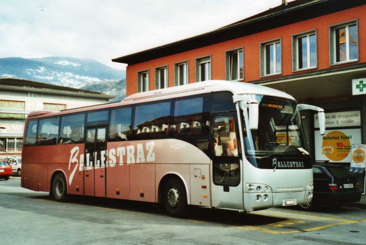 (115'714) - Ballestraz, Gr�ne - VS 76'023 - Temsa am 30. M�rz 2009 beim Bahnhof Sion