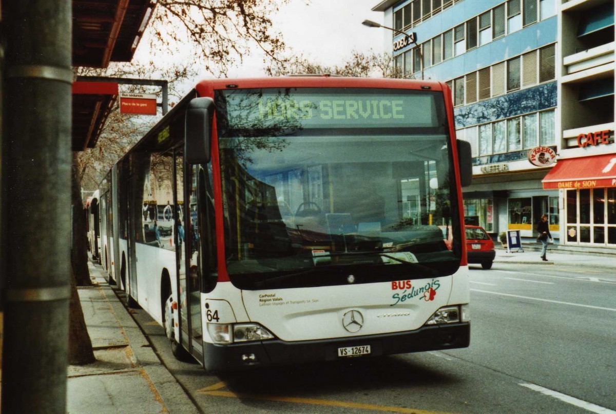 (115'720) - Lathion, Sion - Nr. 64/VS 12'674 - Mercedes am 30. M�rz 2009 beim Bahnhof Sion