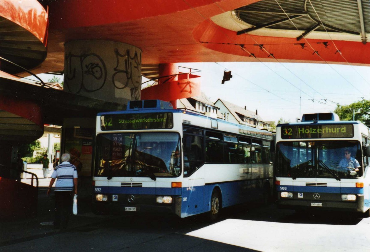 (117'807) - VBZ Z�rich - Nr. 592/ZH 588'592 + Nr. 588/ZH 588'588 - Mercedes am 17. Juni 2009 in Z�rich, Bucheggplatz