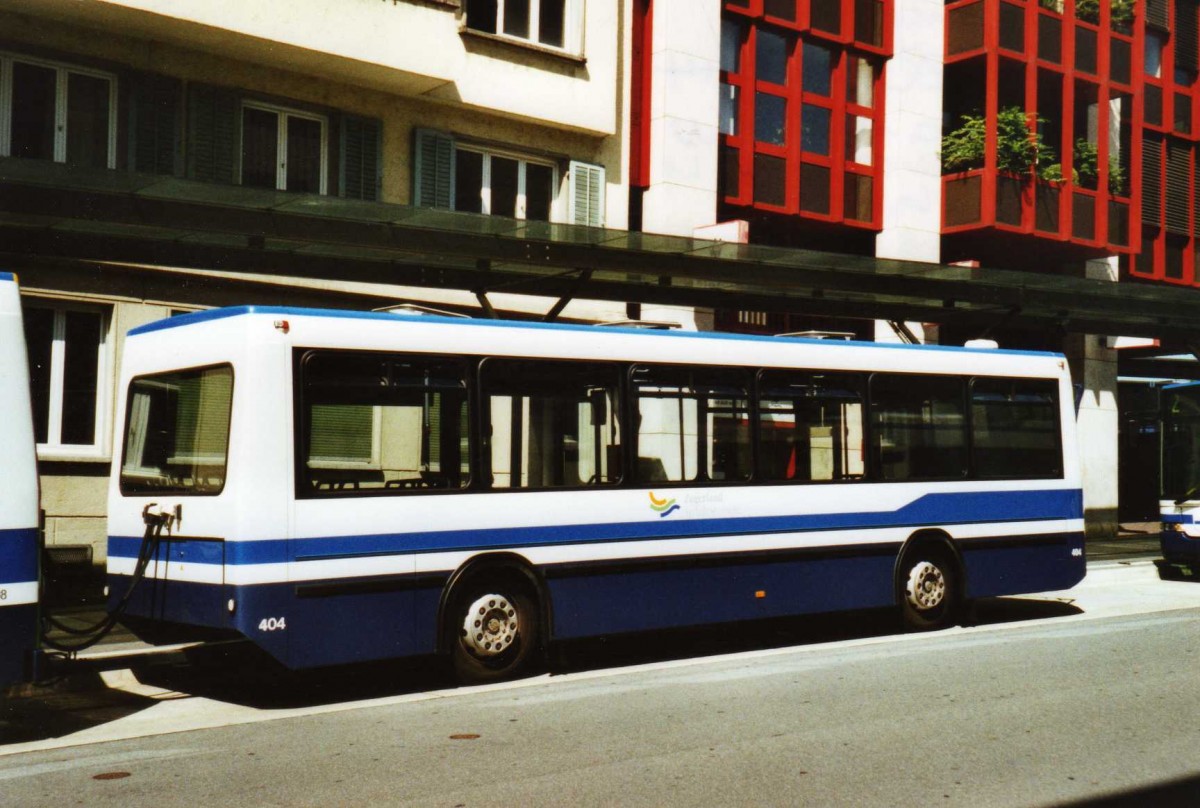 (120'012) - ZVB Zug - Nr. 404/ZG 82'544 - Lanz+Marti/Hess Personenanh�nger (ex Nr. 104) am 15. August 2009 beim Bahnhof Zug