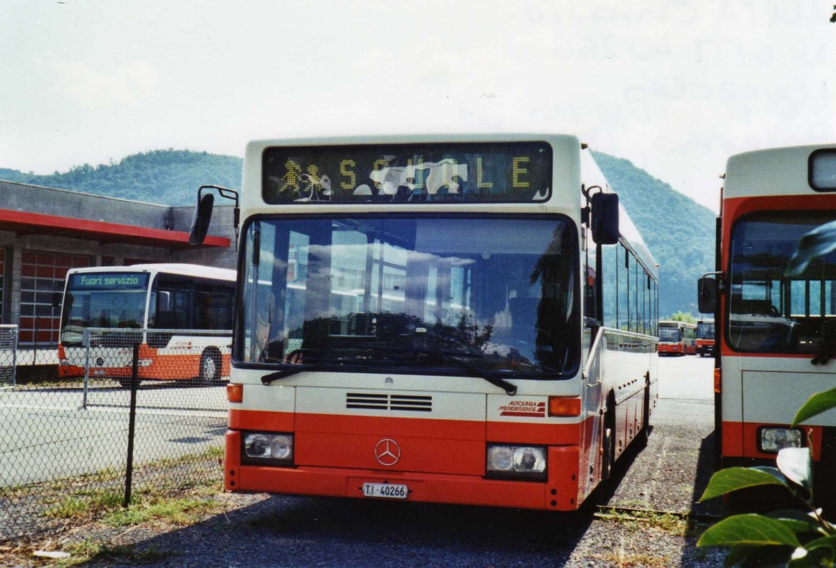(121'104) - AMSA Chiasso - Nr. 6/TI 40'266 - Mercedes (ex Vorf�hrfahrzeug) am 12. September 2009 in Balerna, Garage