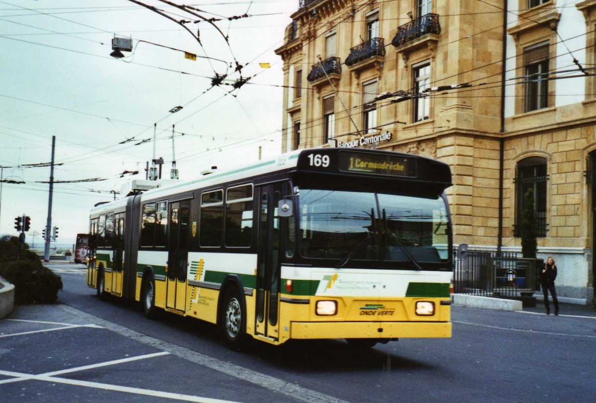 (122'534) - TN Neuch�tel - Nr. 169 - FBW/Hess Gelenktrolleybus am 5. Dezember 2009 in Neuch�tel, Place Pury