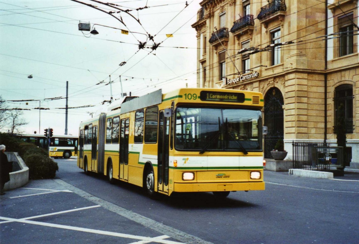 (122'537) - TN Neuch�tel - Nr. 109 - NAW/Hess Gelenktrolleybus am 5. Dezember 2009 in Neuch�tel, Place Pury