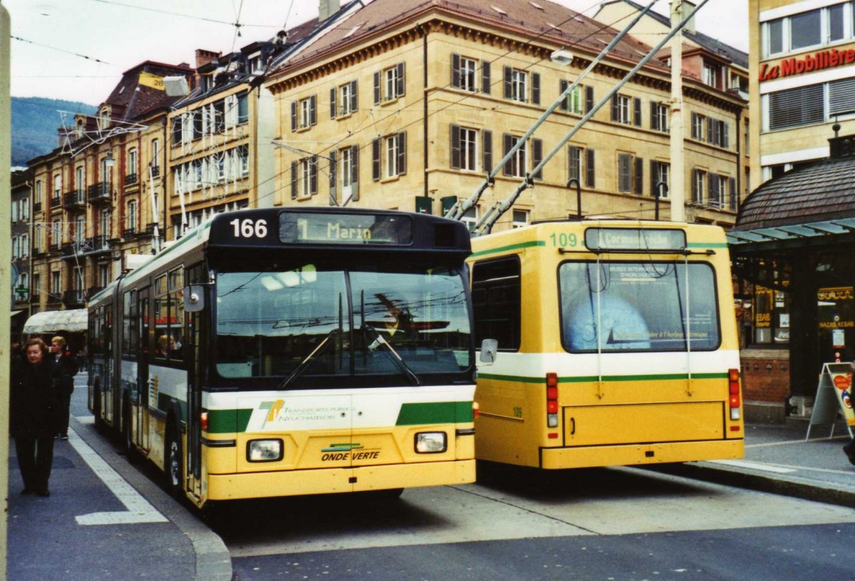 (122'601) - TN Neuch�tel - Nr. 166 - FBW/Hess Gelenktrolleybus am 5. Dezember 2009 in Neuch�tel, Place Pury