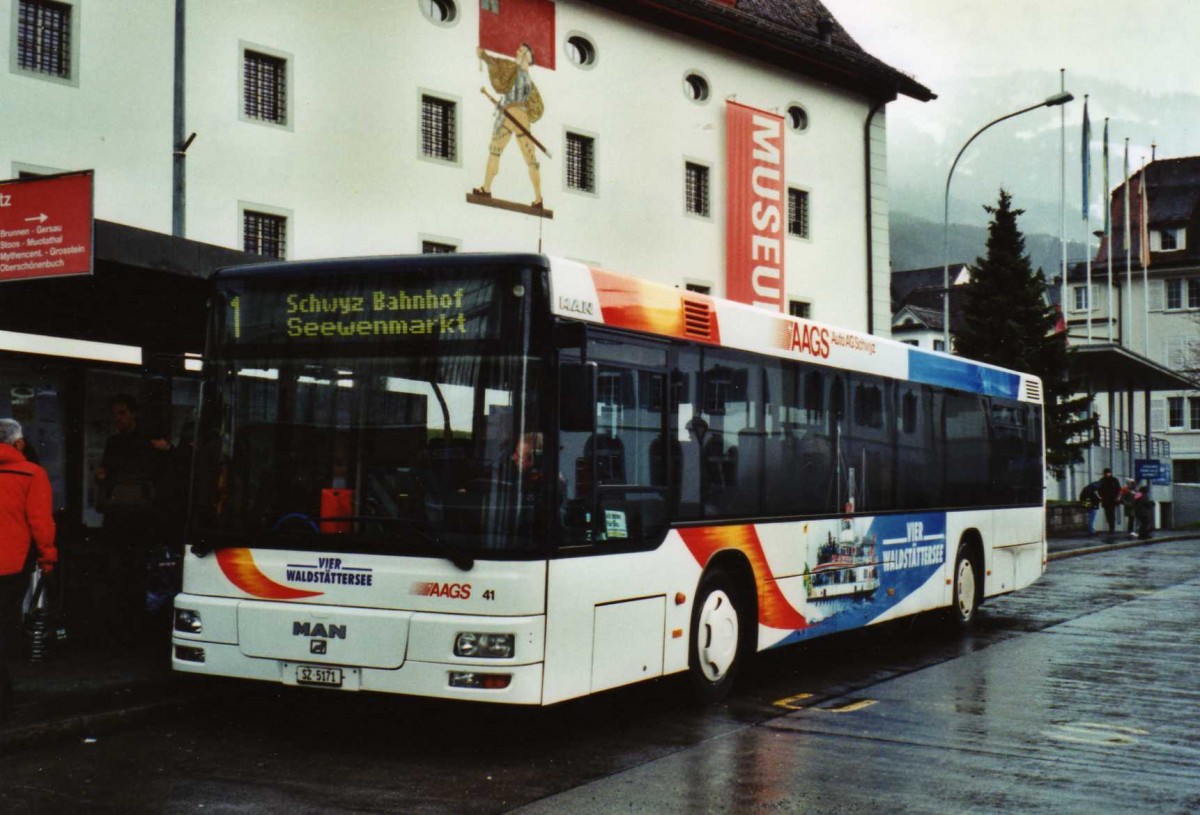 (122'630) - AAGS Schwyz - Nr. 41/SZ 5171 - MAN (ex Wegm�ller, Weggis) am 10. Dezember 2009 in Schwyz, Postplatz