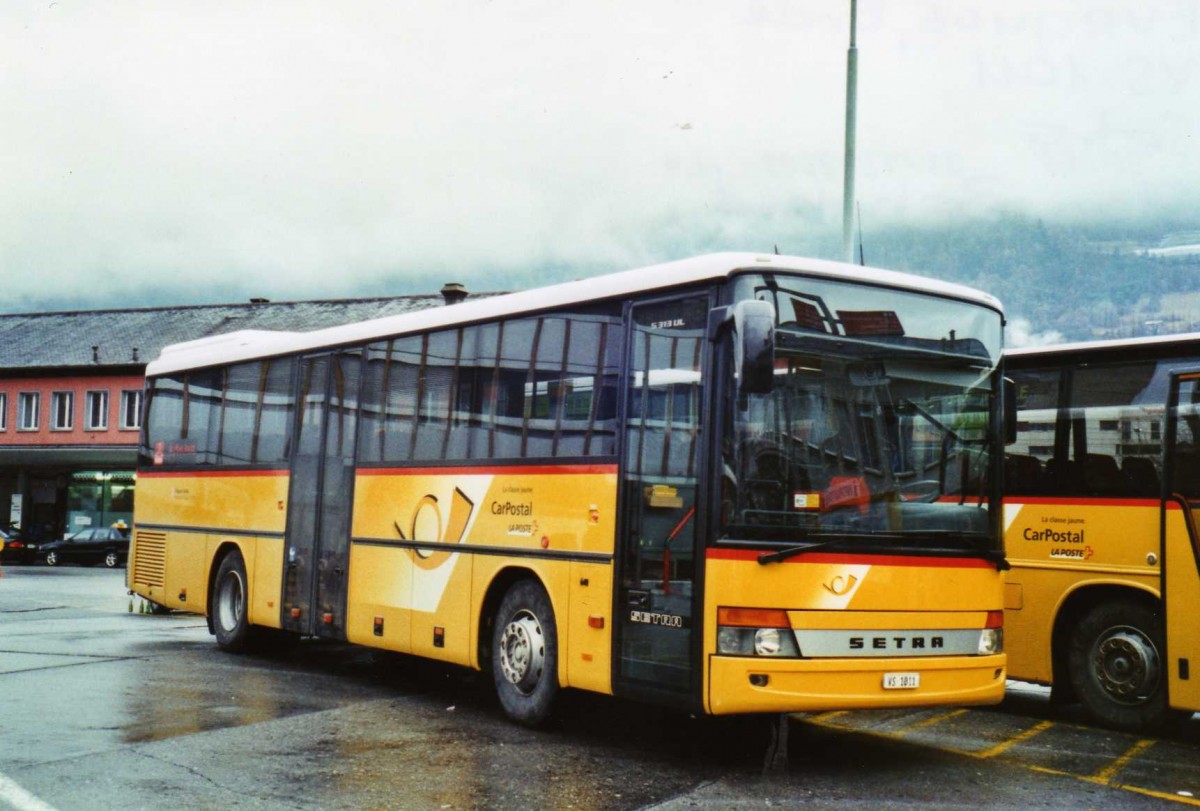 (122'737) - Ev�quoz, Erde - VS 1011 - Setra am 12. Dezember 2009 beim Bahnhof Sion