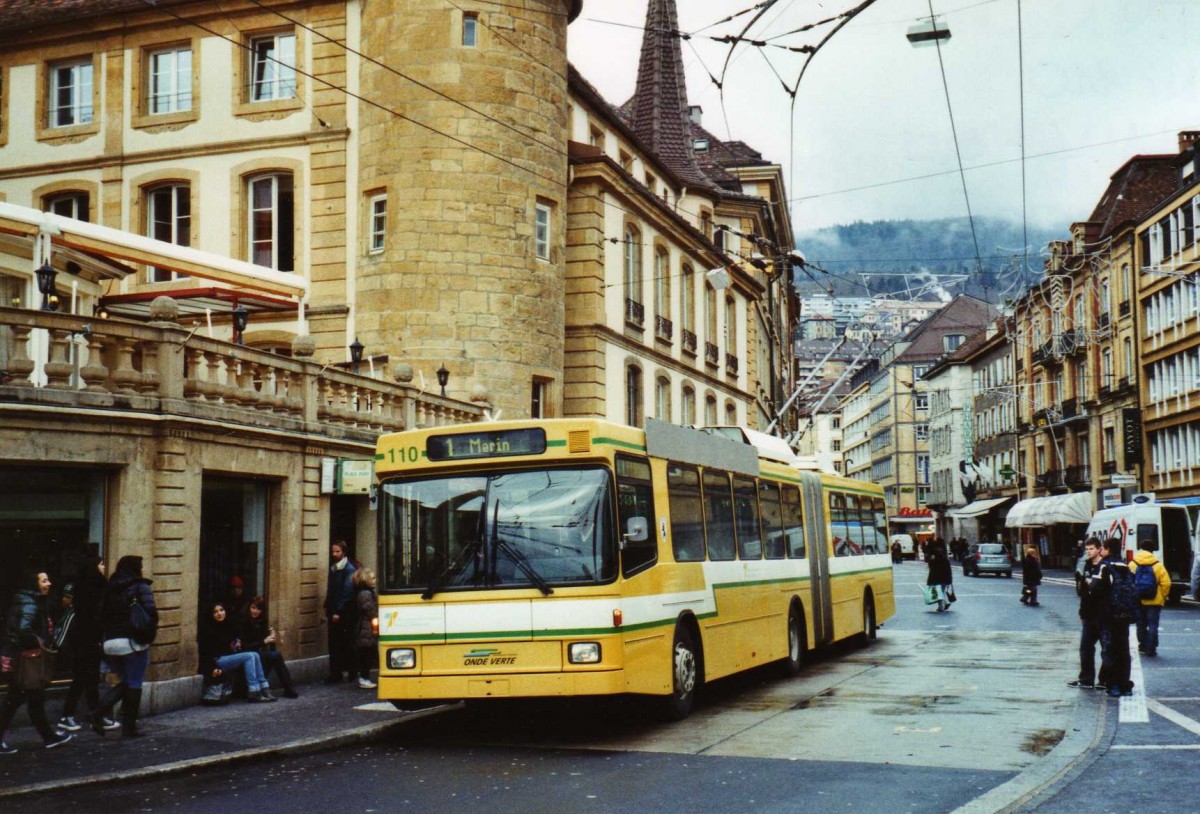 (123'331) - TN Neuch�tel - Nr. 110 - NAW/Hess Gelenktrolleybus am 23. Dezember 2009 in Neuch�tel, Place Pury