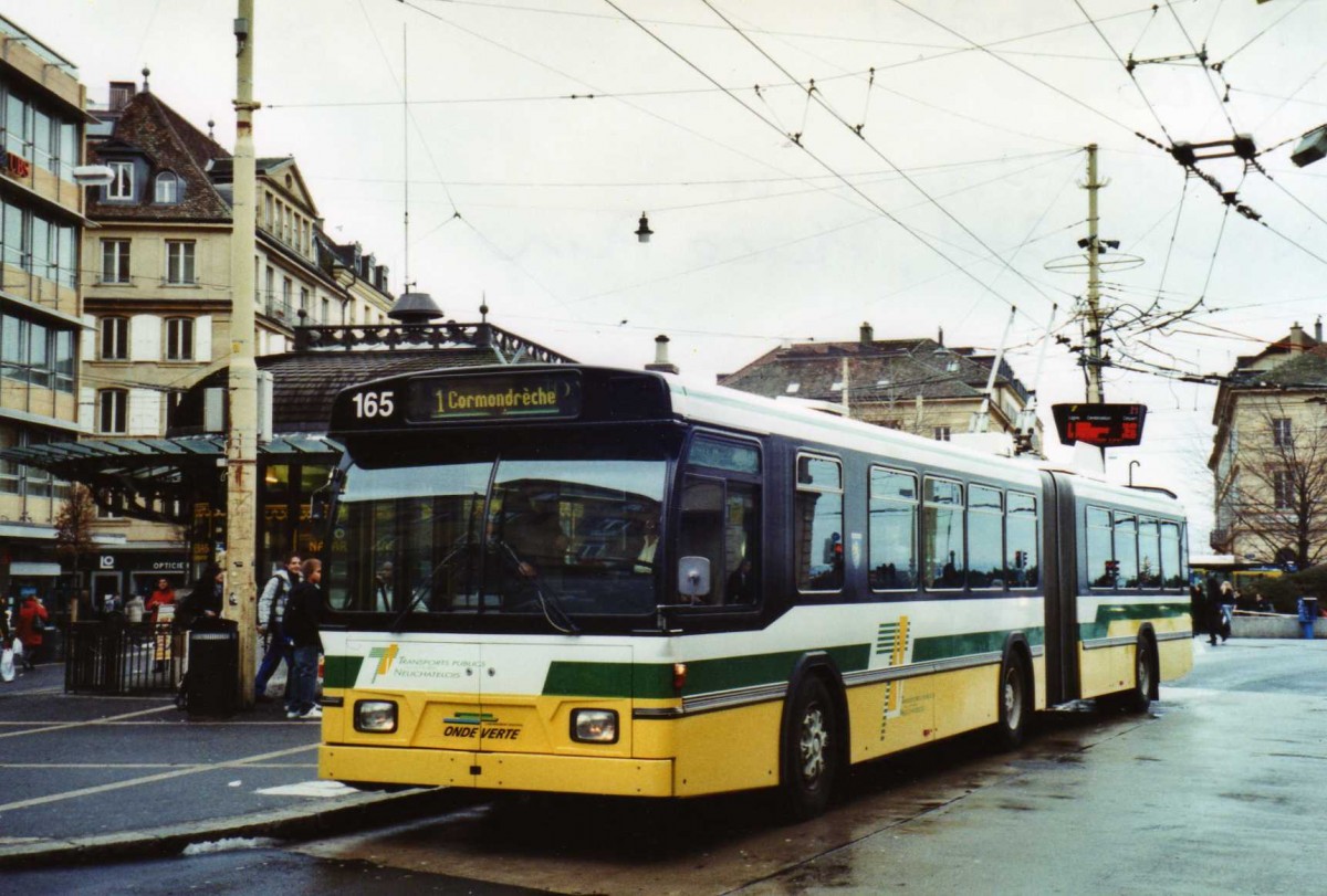 (123'332) - TN Neuch�tel - Nr. 165 - FBW/Hess Gelenktrolleybus am 23. Dezember 2009 in Neuch�tel, Place Pury
