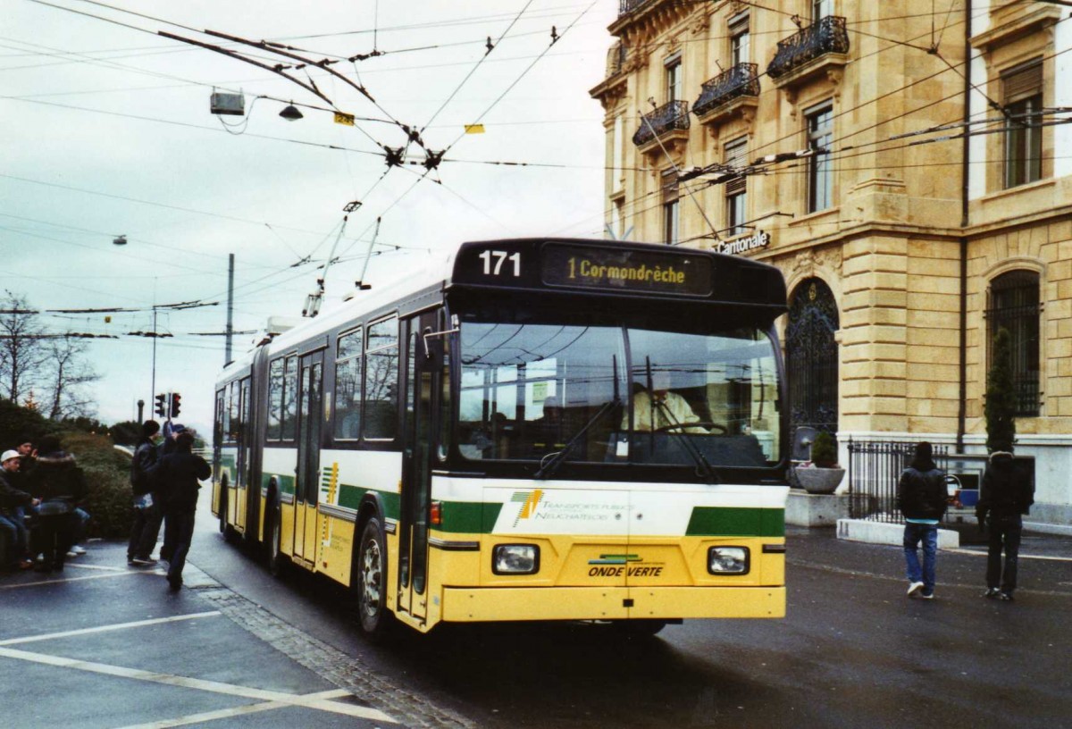 (123'334) - TN Neuch�tel - Nr. 171 - FBW/Hess Gelenktrolleybus am 23. Dezember 2009 in Neuch�tel, Place Pury