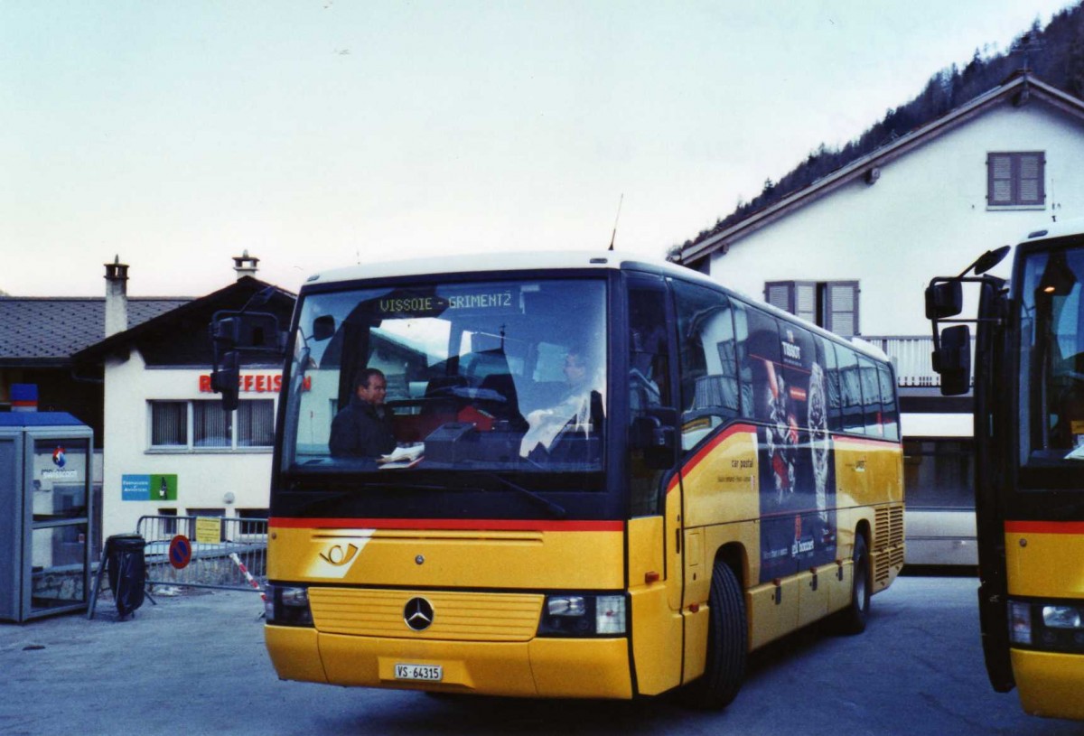 (124'618) - Epiney, Ayer - VS 64'315 - Mercedes am 9. M�rz 2010 in Vissoie, Post