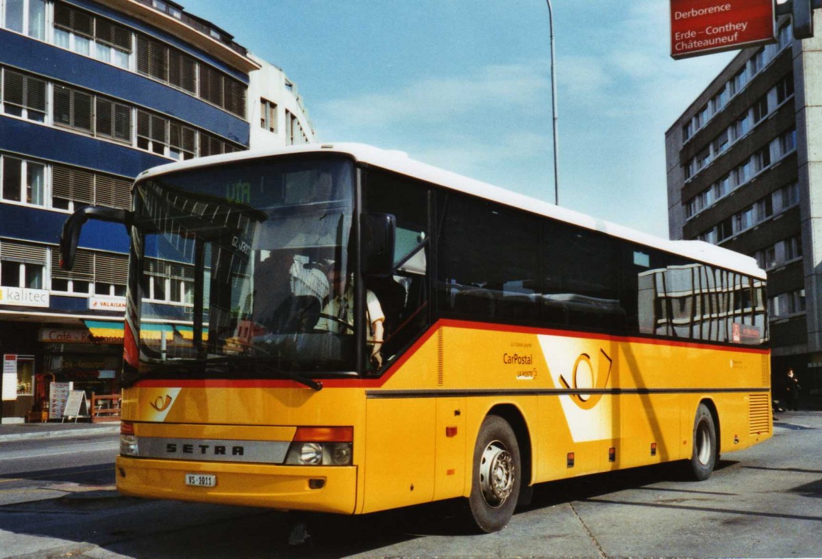 (124'714) - Ev�quoz, Erde - VS 1011 - Setra am 9. M�rz 2010 beim Bahnhof Sion