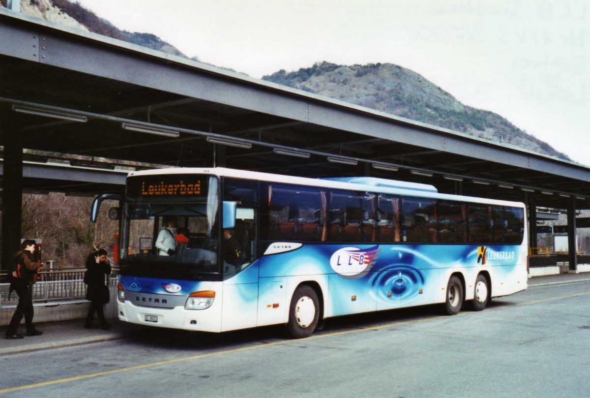 (124'721) - LLB Susten - Nr. 1/VS 38'001 - Setra am 9. M�rz 2010 beim Bahnhof Leuk