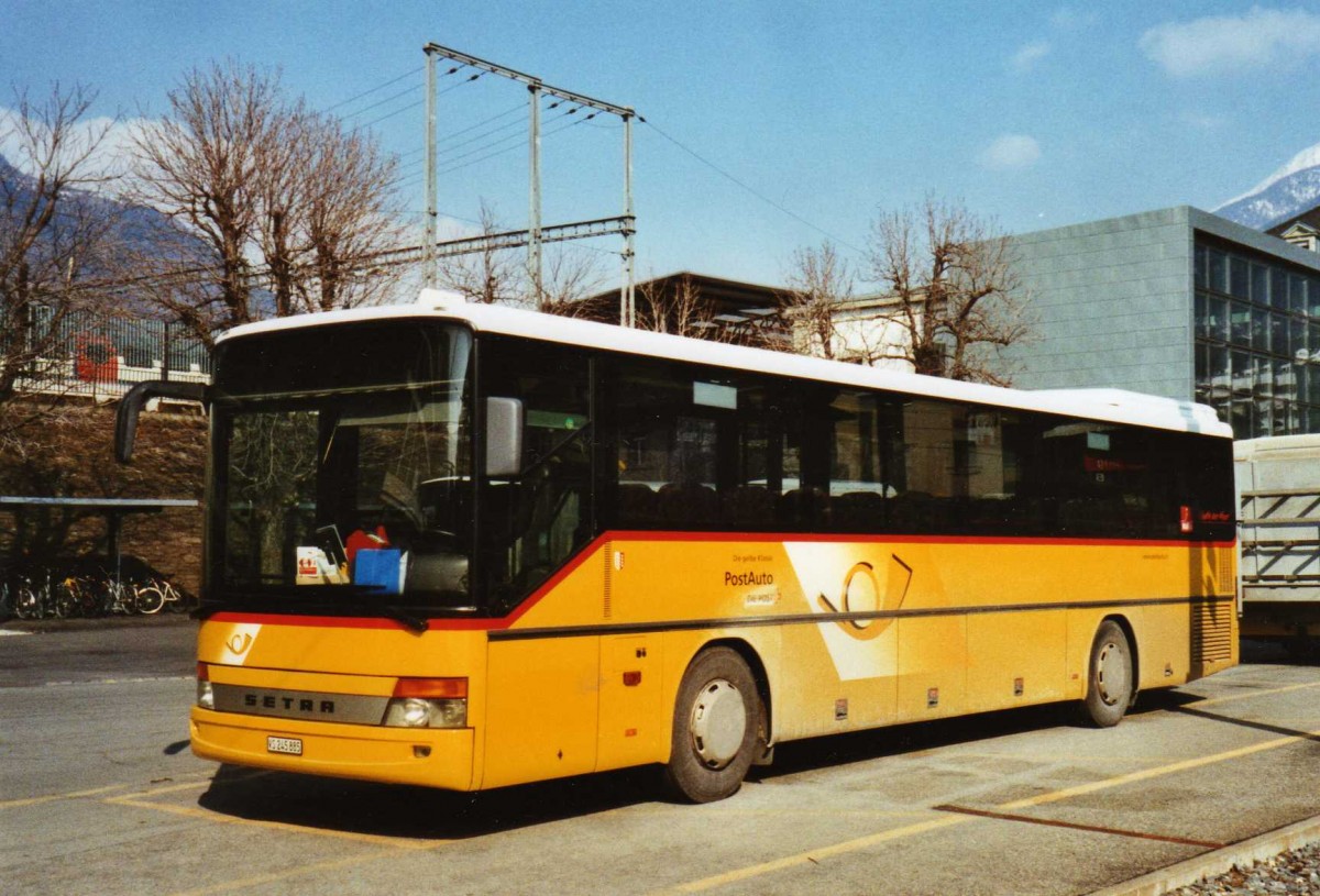 (124'827) - PostAuto Wallis - VS 245'885 - Setra am 12. M�rz 2010 beim Bahnhof Brig
