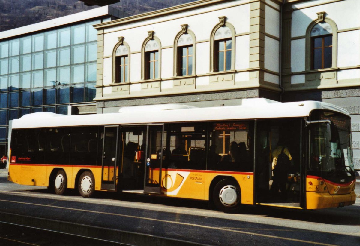 (124'828) - In Albon, Visp- VS 32'092 - Scania/Hess am 12. M�rz 2010 beim Bahnhof Brig