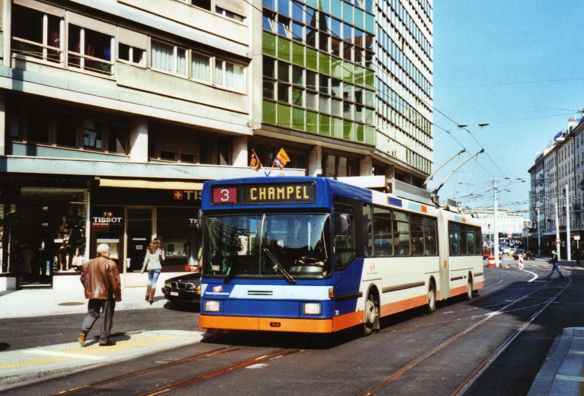 (125'011) - TPG Gen�ve - Nr. 701 - NAW/Hess Gelenktrolleybus am 13. M�rz 2010 in Gen�ve, Coutance