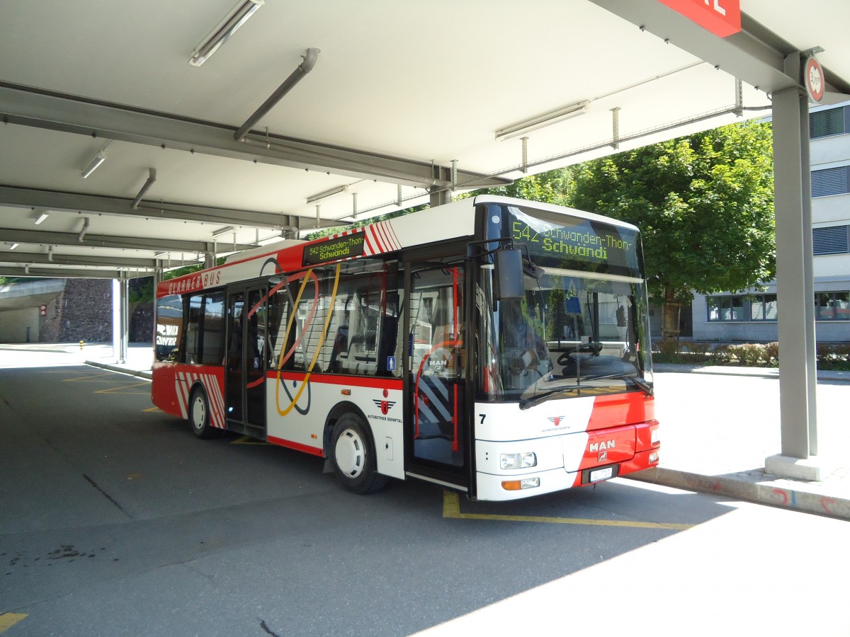 (128'252) - AS Engi - Nr. 7/GL 7707 - MAN/G�ppel am 7. August 2010 beim Bahnhof Schwanden