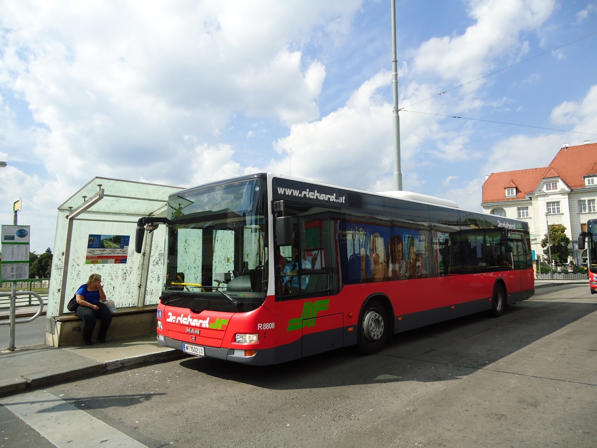 (128'351) - Dr. Richard - Nr. R8808/W 1502 LO - MAN am 8. August 2010 in Wien-Hietzing, Kennedybr�cke